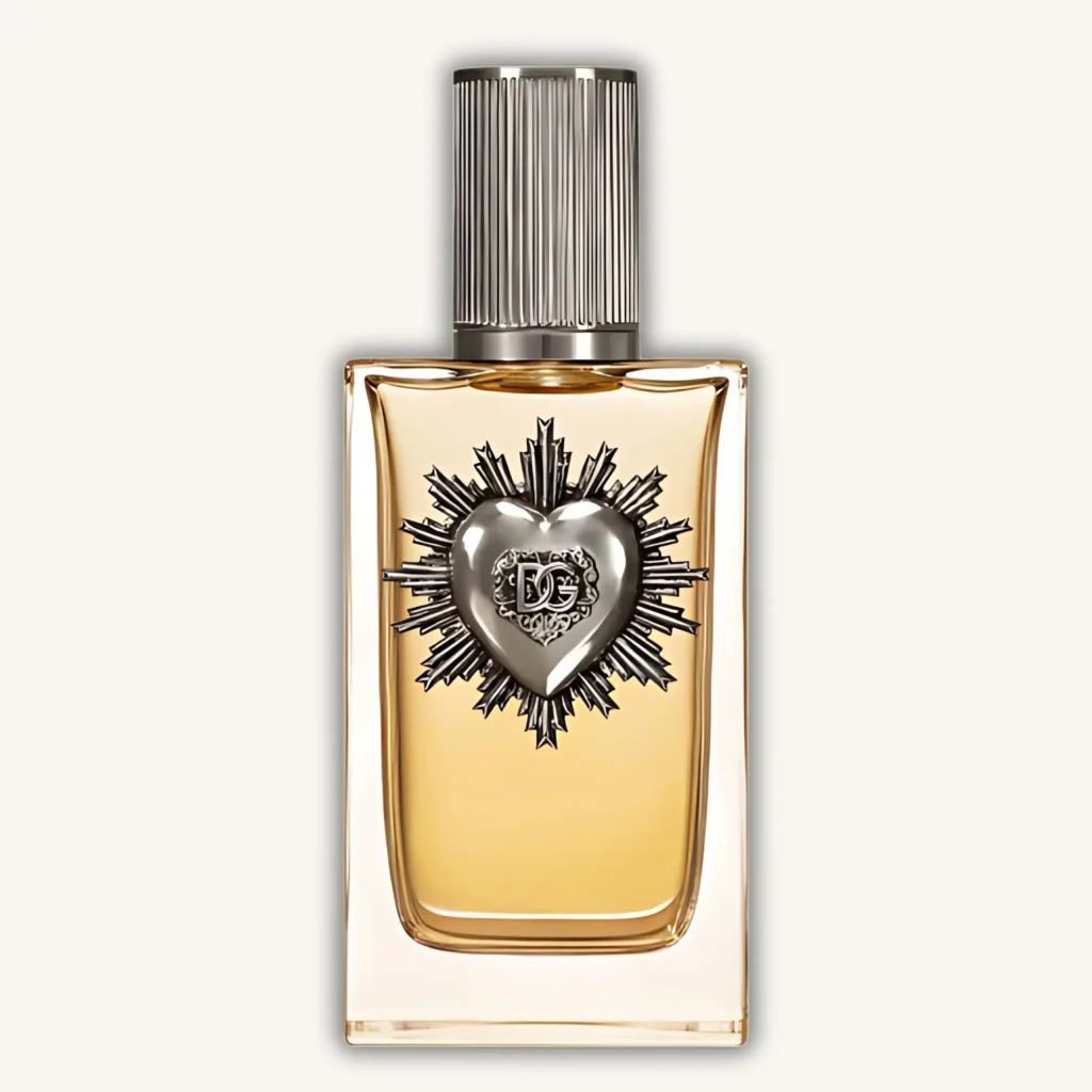 Frasco elegante del perfume Dolce & Gabbana Devotion para hombre, con corazón metálico y diseño exclusivo.