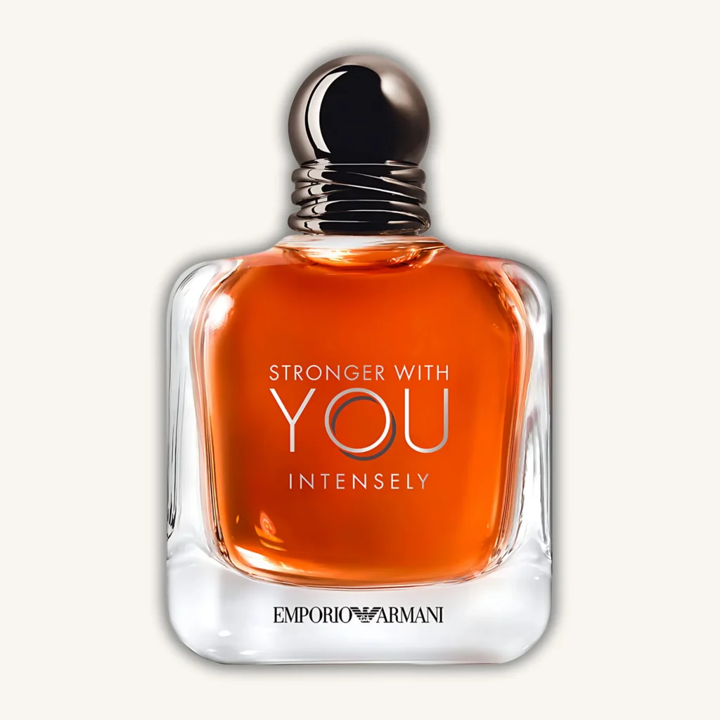 Frasco compacto con líquido ámbar del perfume Stronger With You Intensely de Emporio Armani.