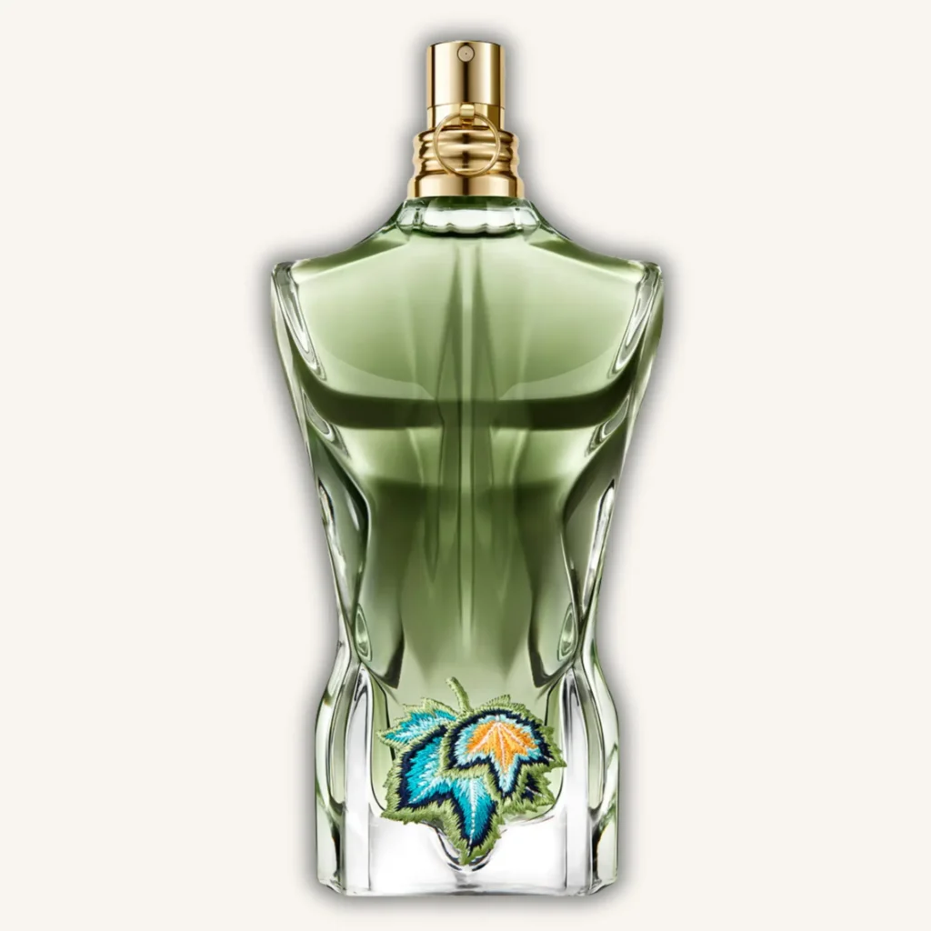 Frasco verde con bordado tropical del perfume Le Beau Paradise Garden de Jean Paul Gaultier.