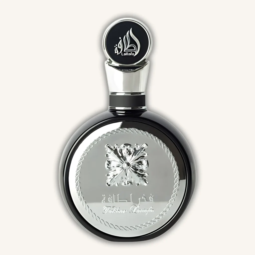 Frasco metálico redondo del perfume Fakhar Black de Lattafa, con tapa negra y detalles árabes.