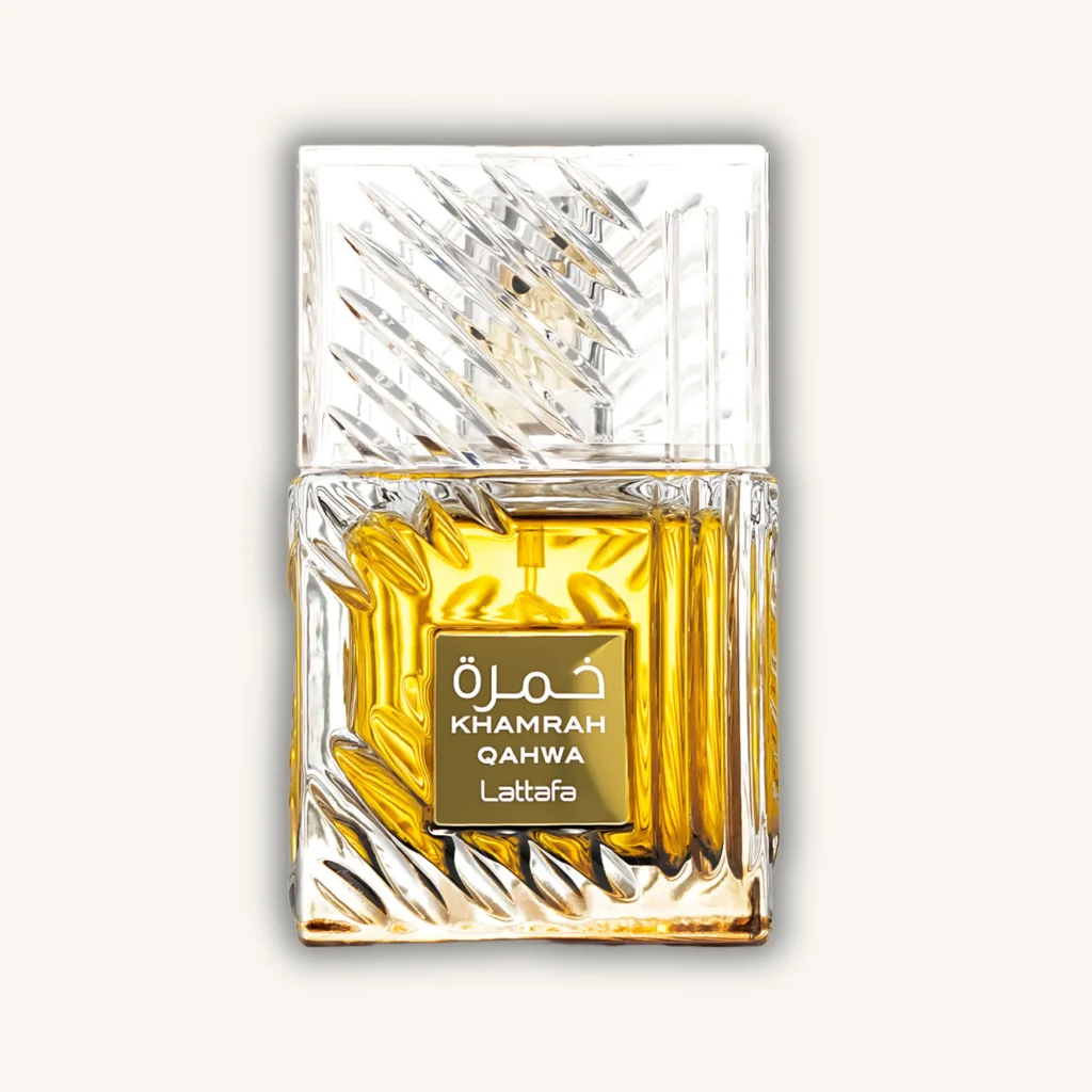 Frasco cristalino con detalles dorados del perfume Khamrah Qahwa de Lattafa, estilo árabe elegante.