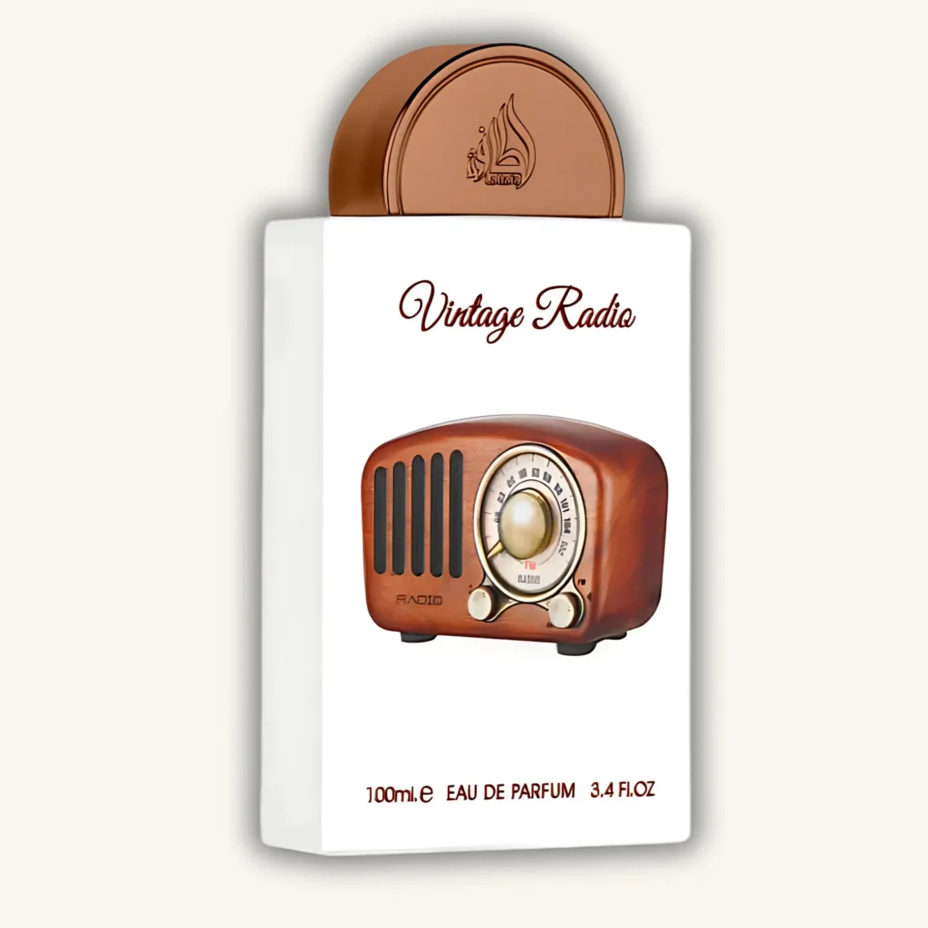 Frasco blanco con diseño retro del perfume Vintage Radio de Lattafa, con tapa marrón y dibujo de radio antigua.