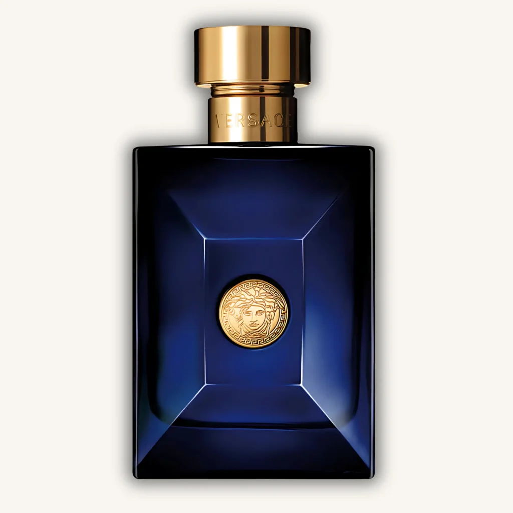 Frasco azul oscuro del perfume Dylan Blue de Versace para hombre, con diseño lujoso y sello dorado de Medusa.