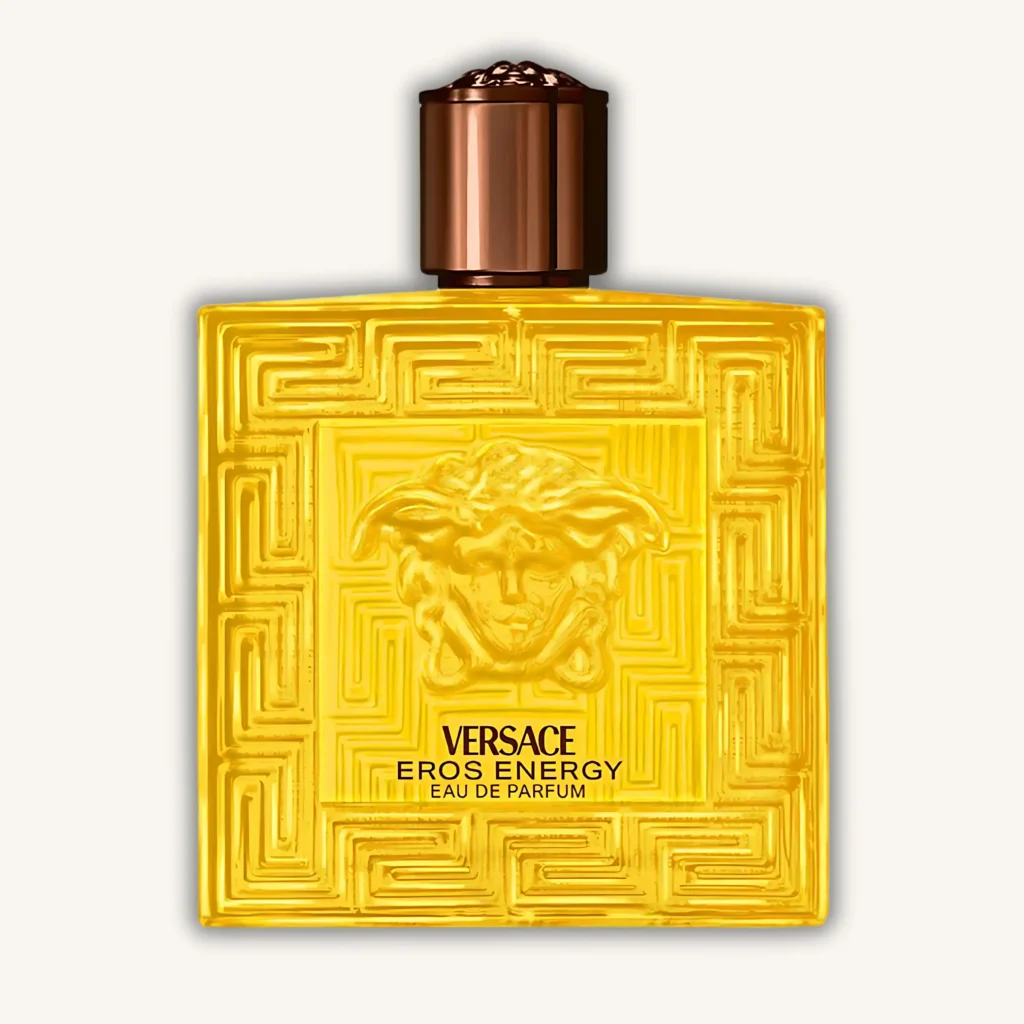 Frasco amarillo vibrante del perfume Versace Eros Energy, con relieve griego y tapa metálica.