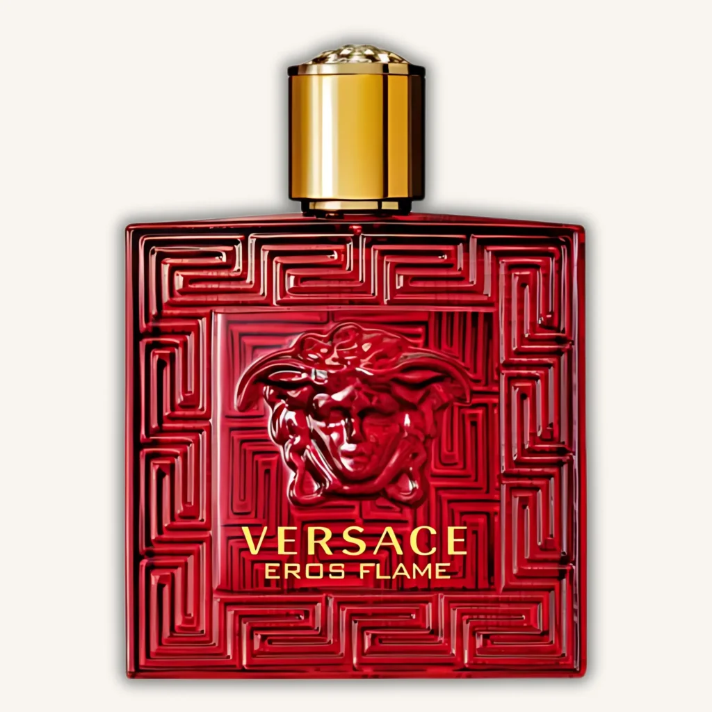 Frasco rojo con diseño griego del perfume Versace Eros Flame para hombre, elegante y moderno.