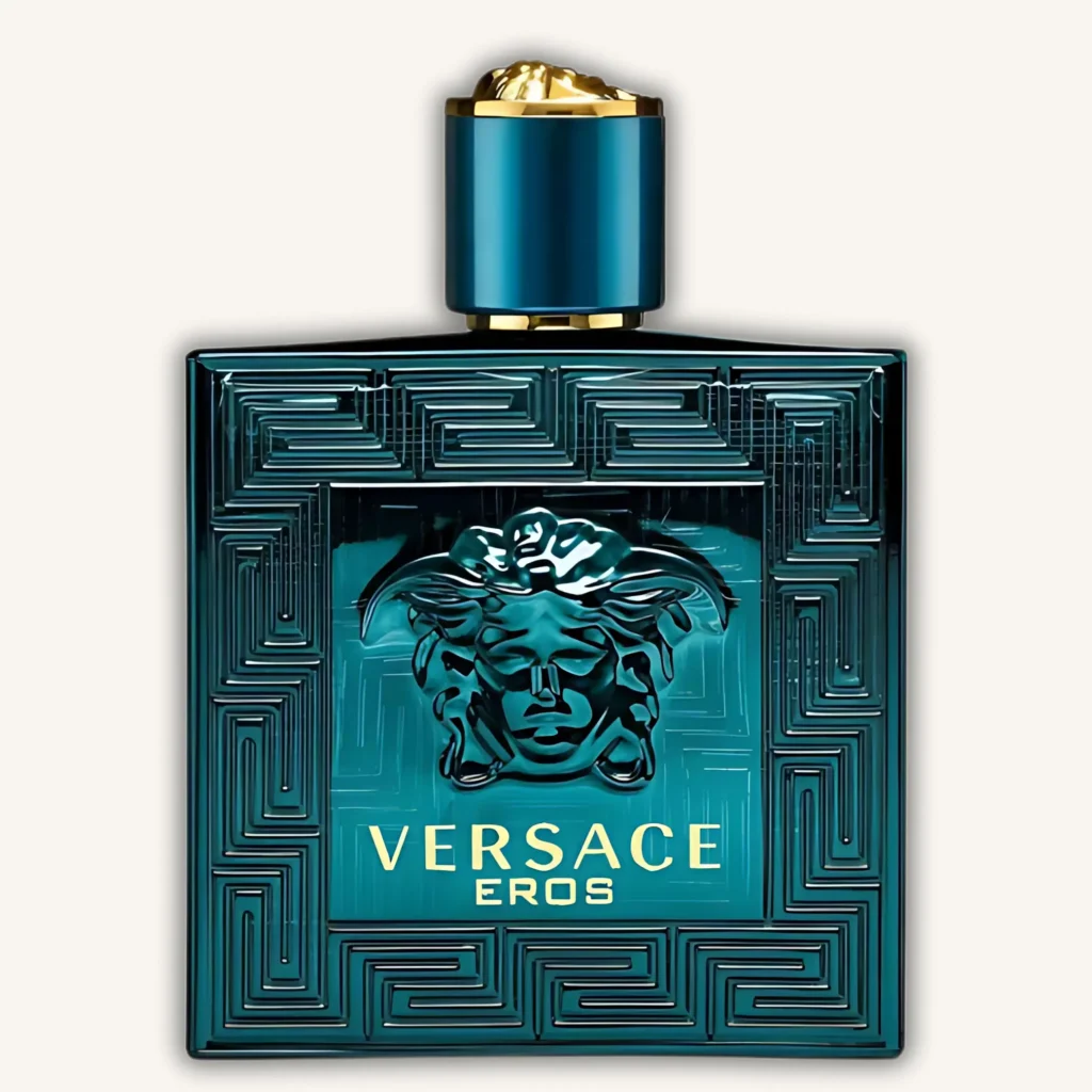Frasco azul turquesa con detalles dorados del perfume Versace Eros para hombre.